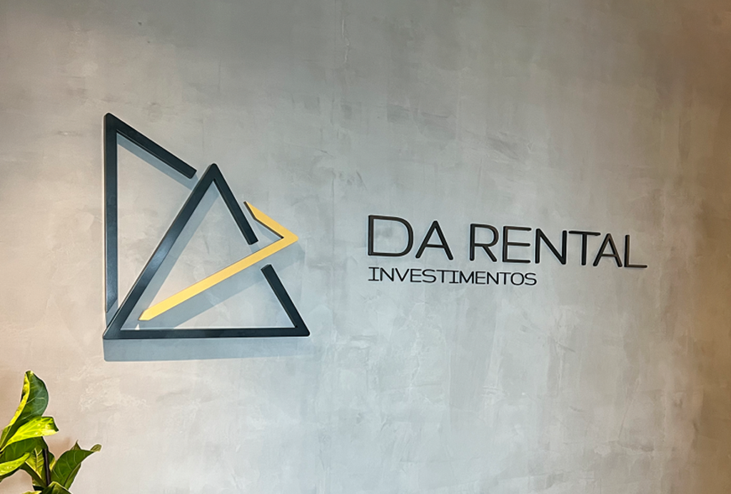 Foto da parede do escritório de investimentos da DaRental com logo aplicado